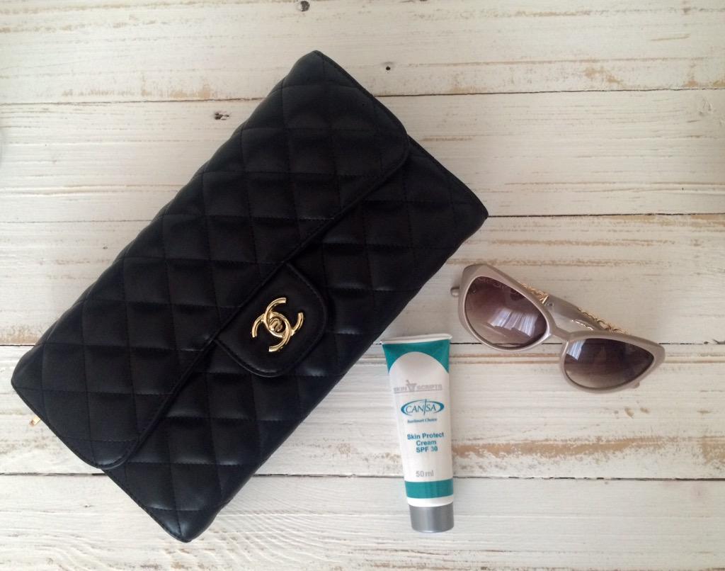 AbrahamsCandice's tweet photo. Today's essentials @CANSA #SunSmartProtection @SkinScripts can't do without this product🔥 http://t.co/HK5WzccxVn