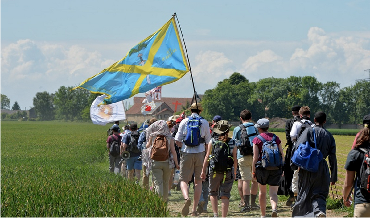 CCFather's tweet photo. The English &amp; Welsh Juventutem (youth) Chapter on the way to #Chartres, under the patronage (and banner) of St Alban. http://t.co/DAdvybSlRe