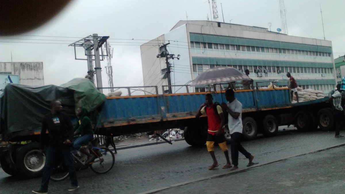 TheNerveAfrica's tweet image. Damaged Truck loaded with Cement at Waterlines causing gridlock on Aba Rd
Men offloading to another truck
#TrafficMap