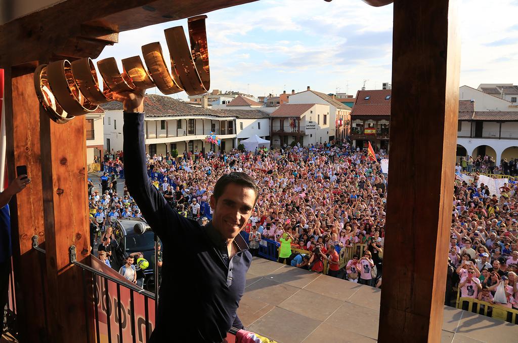Laura_Meseguer's tweet photo. Así recibió ayer Pinto a @albertocontador http://t.co/nqQBakU2qm