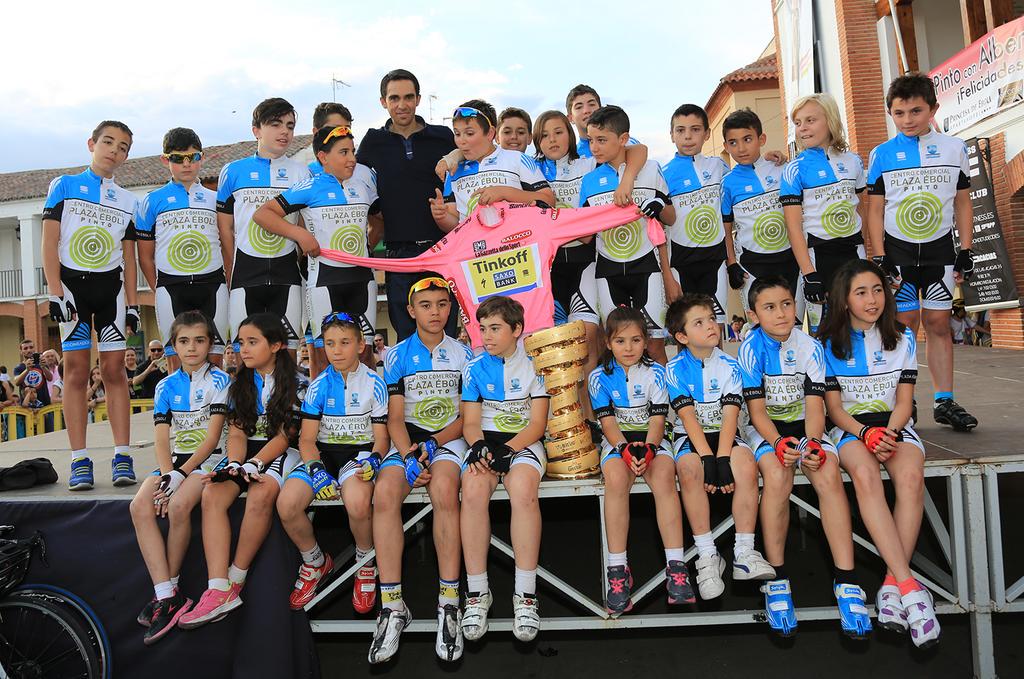 Laura_Meseguer's tweet photo. Así recibió ayer Pinto a @albertocontador http://t.co/nqQBakU2qm