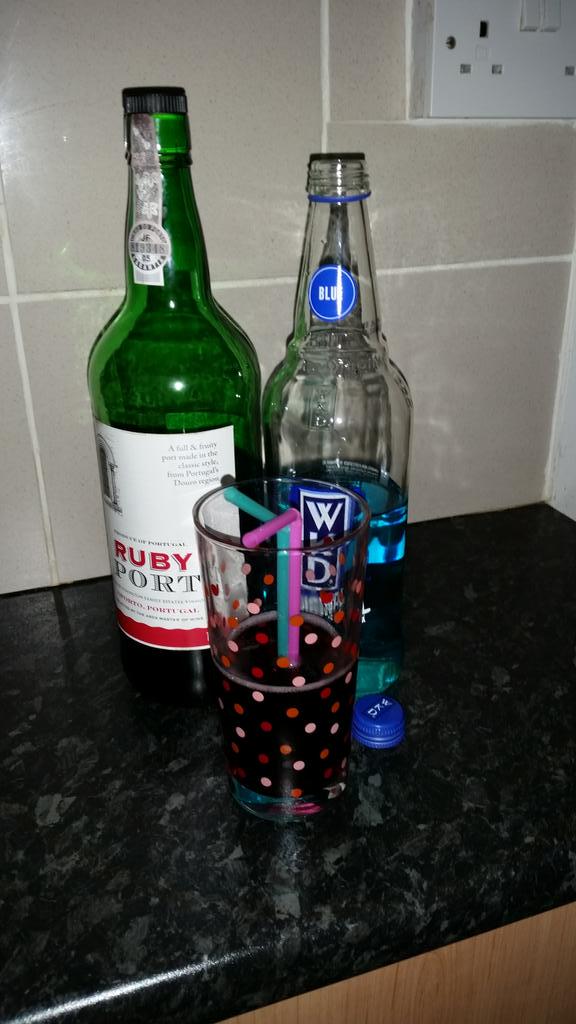 Emily3019's tweet photo. @HannahPlunkett haha I took this pic on the night and forgot to tweet u back- just seen it now 😊 #cheekyV http://t.co/rX1SnBRNhe