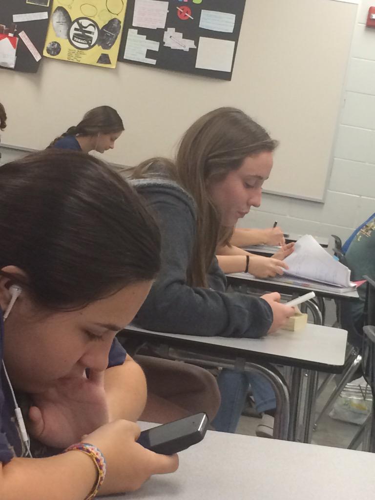 roysrunningals1's tweet photo. chrissy and caitlyn both on their phones during the most important class 😕 http://t.co/YjXEiRCgdp