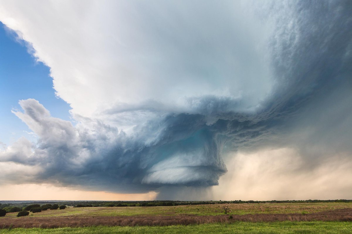 500px's tweet photo. 15 Awe-Inspiring Supercells Shot by Storm Chaser @kellydelay: https://t.co/RMkpf9OsIE http://t.co/XOHqAdoSwK