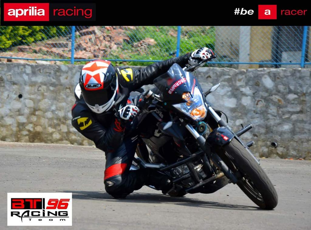 Bikram_96's tweet photo. #Aprila #Racing #HJC #RPHA10PLUS #Kneedown http://t.co/PUgaSlNXfZ