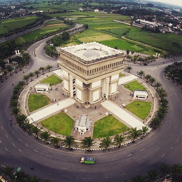 Simpang Lima Gumul Wisata Sejarah  dari Kediri  www 