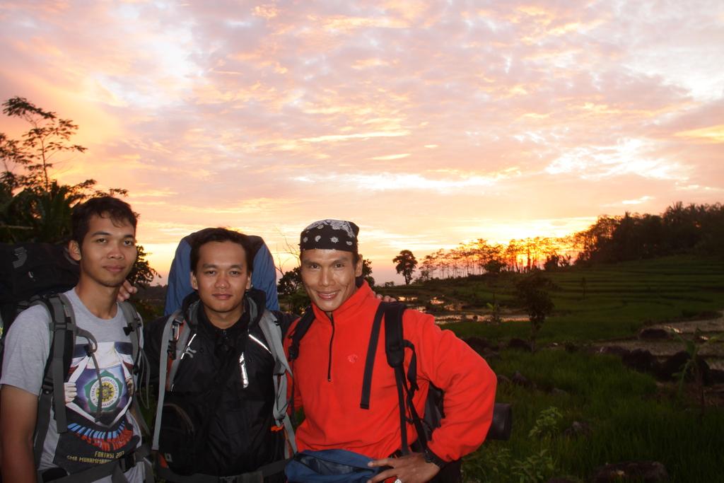 adipatiZuro's tweet photo. @IMS_NET 3 lelaki sedang berkelana..
Fajar_Zuro_Thompson #IMS_Trio http://t.co/p4uIB5hbQ7