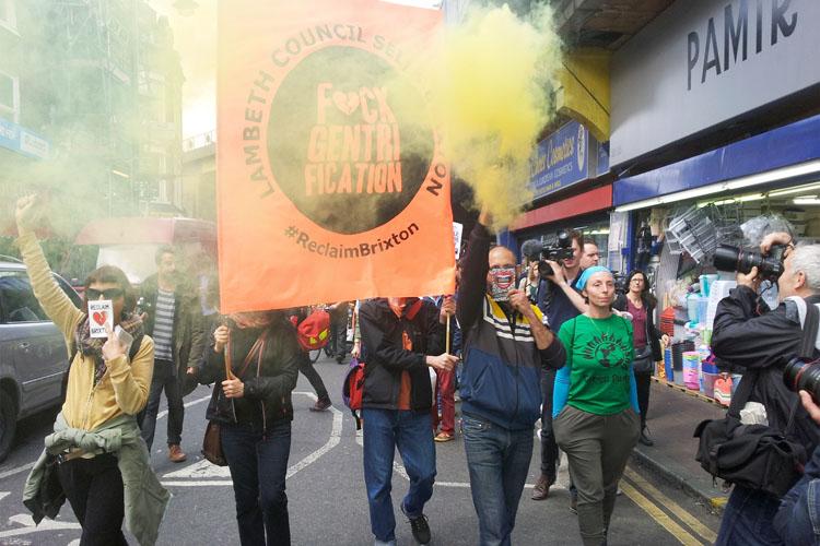 La_Directa's tweet photo. [#Directa386] Brixton, el símbol de la cultura popular es rebel·la contra la gentrificació https://t.co/DO0FFl1QJy http://t.co/XcMRldbAqz