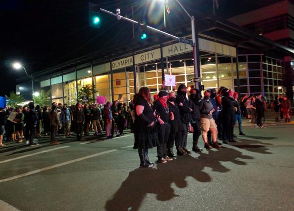 t_rebora's tweet image. Usa, neonazisti di Volksfront cacciati dal movimento #BlackLivesMatter a Olympia #DefendOly infoaut.org/index.php/blog…