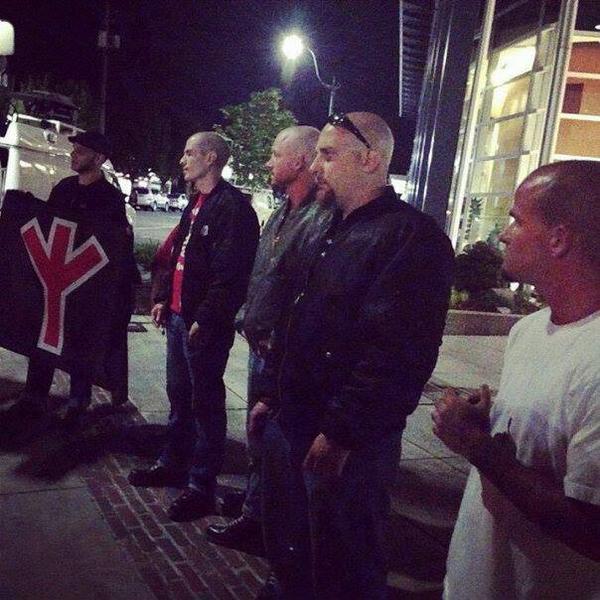 t_rebora's tweet image. Usa, neonazisti di Volksfront cacciati dal movimento #BlackLivesMatter a Olympia #DefendOly infoaut.org/index.php/blog…