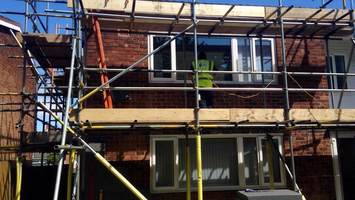 ThriftEnergy's tweet image. Lovely day to be filming some external wall insulation. Our installation team will get the job done in no time! #EWI
