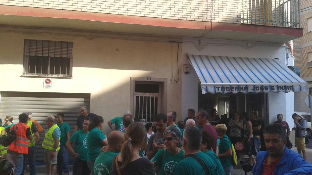 CasalPopularVr's tweet photo. Recull de fotografies efectuades aquest matí en un moviment organitzat per la @pah_vilareal contra un desnonament. http://t.co/WsPTsfXc0m