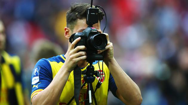 M10's tweet image. Always happy assisting. This time our two @Arsenal photographs @Stuart_PhotoAFC &amp;amp; @priceyd101 😁 #youhavebeenassisted