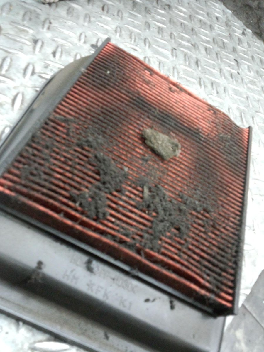 激しいバイク屋牛込柳町アトラクティブ 激しく回らない 高回転が回らないっ 高速道路なんかで息つき症状出たらここを疑いましょう エアクリーナーの汚れ マニュアルで２万ｋｍと言いますが半分１ １ ２万ｋｍ位での交換を推奨しますよ