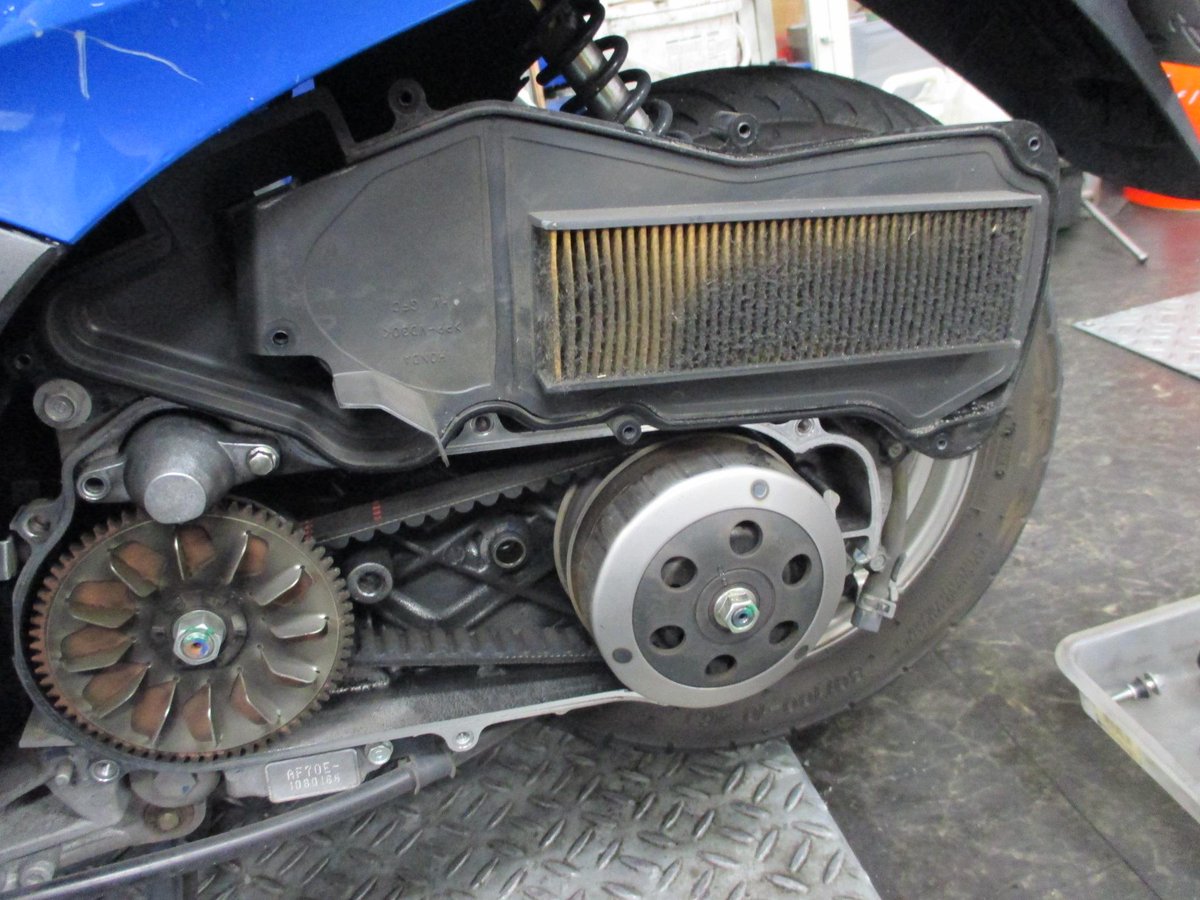 激しいバイク屋牛込柳町アトラクティブ 激しく回らない 高回転が回らないっ 高速道路なんかで息つき症状出たらここを疑いましょう エアクリーナーの汚れ マニュアルで２万ｋｍと言いますが半分１ １ ２万ｋｍ位での交換を推奨しますよ