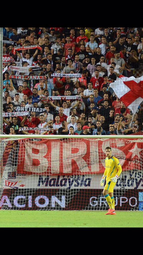 sergiorico25's tweet photo. Porque están en las buenas y en las malas... Y ahora ellos necesitan todo nuestro apoyo. #GolNorteNoSeCierra 🔴⚪️ http://t.co/ImUwrVIL8b