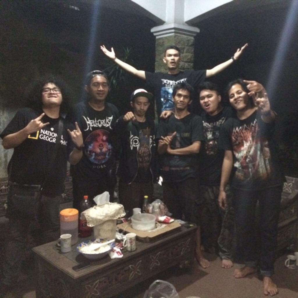 thanks banget buat @irsnetwork atas Live Interview-nya, semakin indie buat IRS, hail @OmJend9 \m/