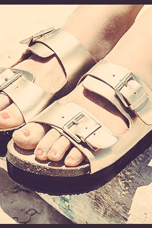 mariloless's tweet photo. A quien no le cuesta trabajo comprarse este tipo de sandalias es que no ha ido a un colegio de monjas. #outfitsorpuri http://t.co/dA9jNflGus