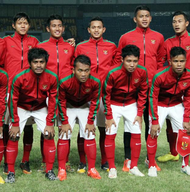 TimnasU191's tweet photo. 1 Jam jelang Kick Off Babak Pertama : INDONESIA vs MYANMAR #SEAGames2015 Live SCTV dan TVRI http://t.co/NtFbg7pzAg