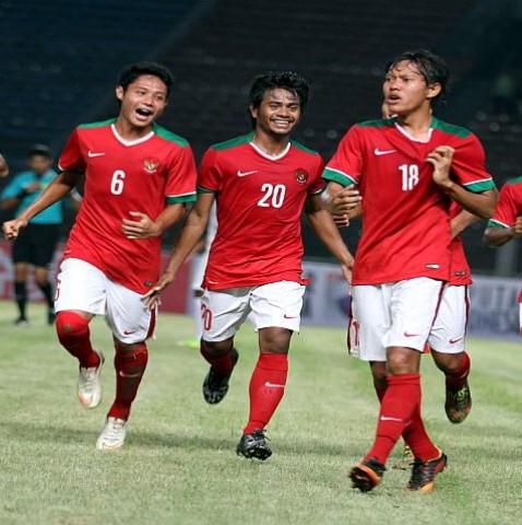 TimnasU191's tweet photo. 1 Jam jelang Kick Off Babak Pertama : INDONESIA vs MYANMAR #SEAGames2015 Live SCTV dan TVRI http://t.co/NtFbg7pzAg