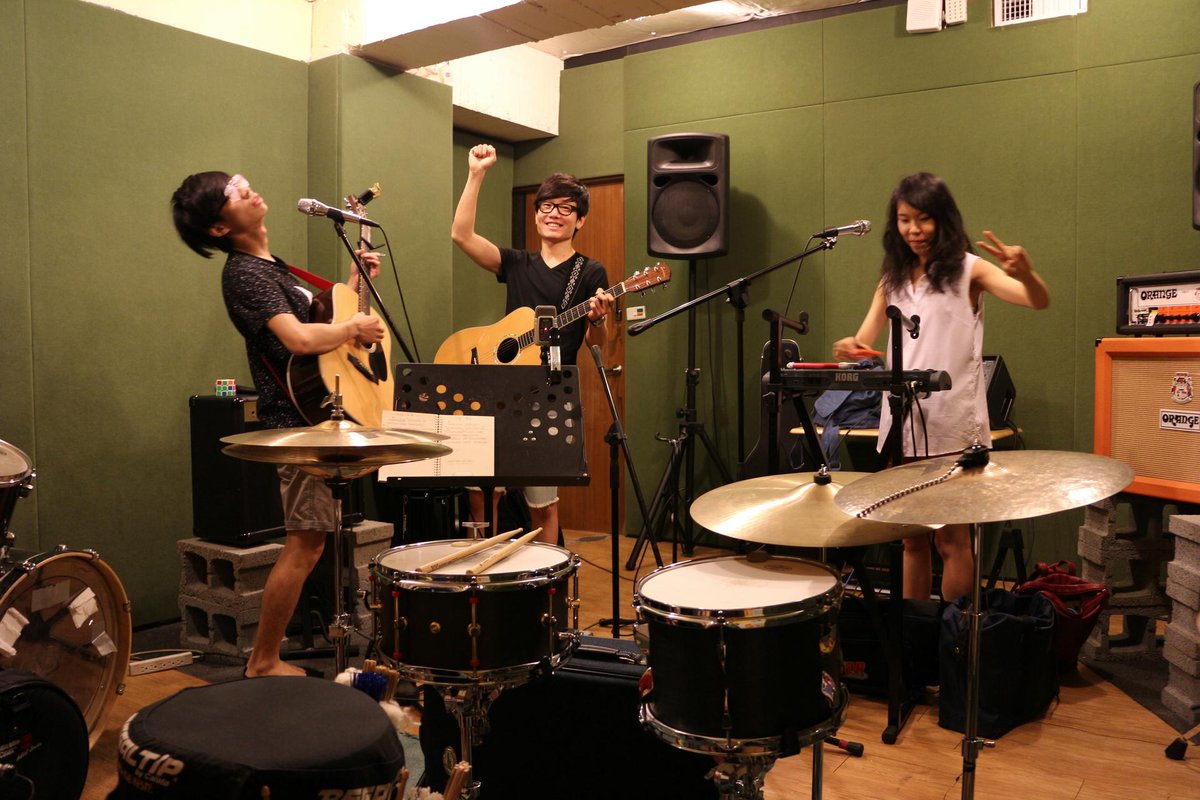 bearpa's tweet photo. 6/6(六)@CrispyTheBand 和河仁傑在The Wall賣捌所表演，我那天會幫Crispy打鼓、打行李箱、打籃球。
購票聯結：http://t.co/ficaCWrSsR http://t.co/87CdMOsmFN