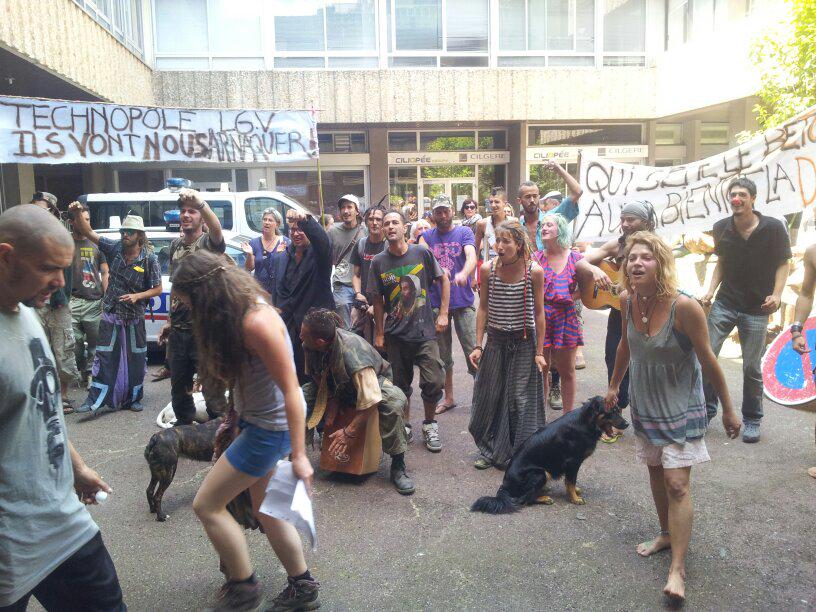 Jul_Pellicier's tweet photo. Grosse ambiance avant le procès devant le TI #AGEN de deux zadistes pour l'occupation de la Bergerie #Stecolombe http://t.co/1Gq4JBYGFJ