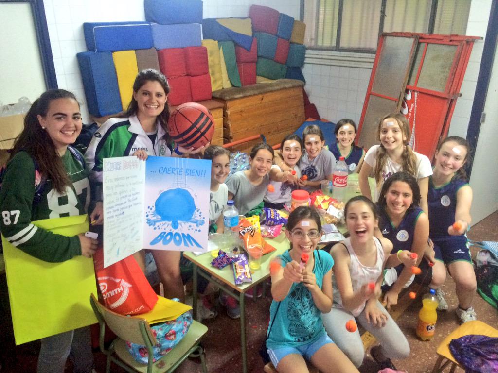 Adaagzgz's tweet photo. Merendola para celebrar el final de temporada de las chicas del Preinfantil Fem. C junto a su entrenadora @evatc15 http://t.co/MvKJae3RvK