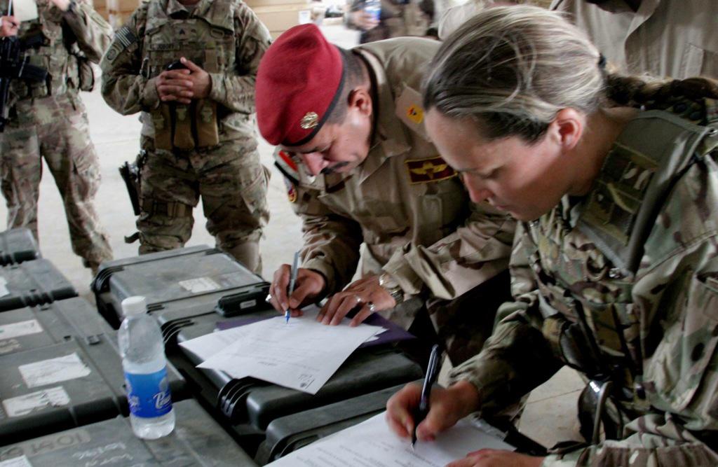 تدريبات الجيش العراقي الجديده على يد المستشارين الامريكان  CGfl3oWWsAE-v0m
