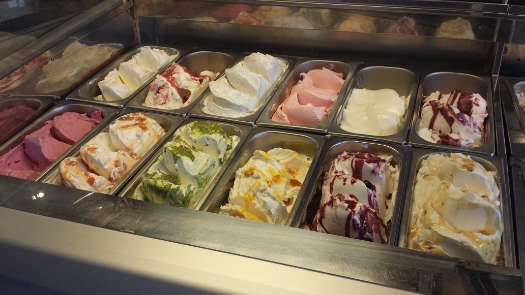 Tot 6 juni minimaal 10 smaken ambachtelijk yoghurtijs. Vandaag 12 variaties. We zijn open tot minimaal 21.00 uur.