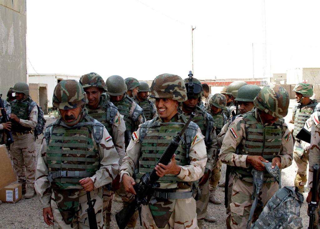 تدريبات الجيش العراقي الجديده على يد المستشارين الامريكان  CGfnCs0W8AAoAn9
