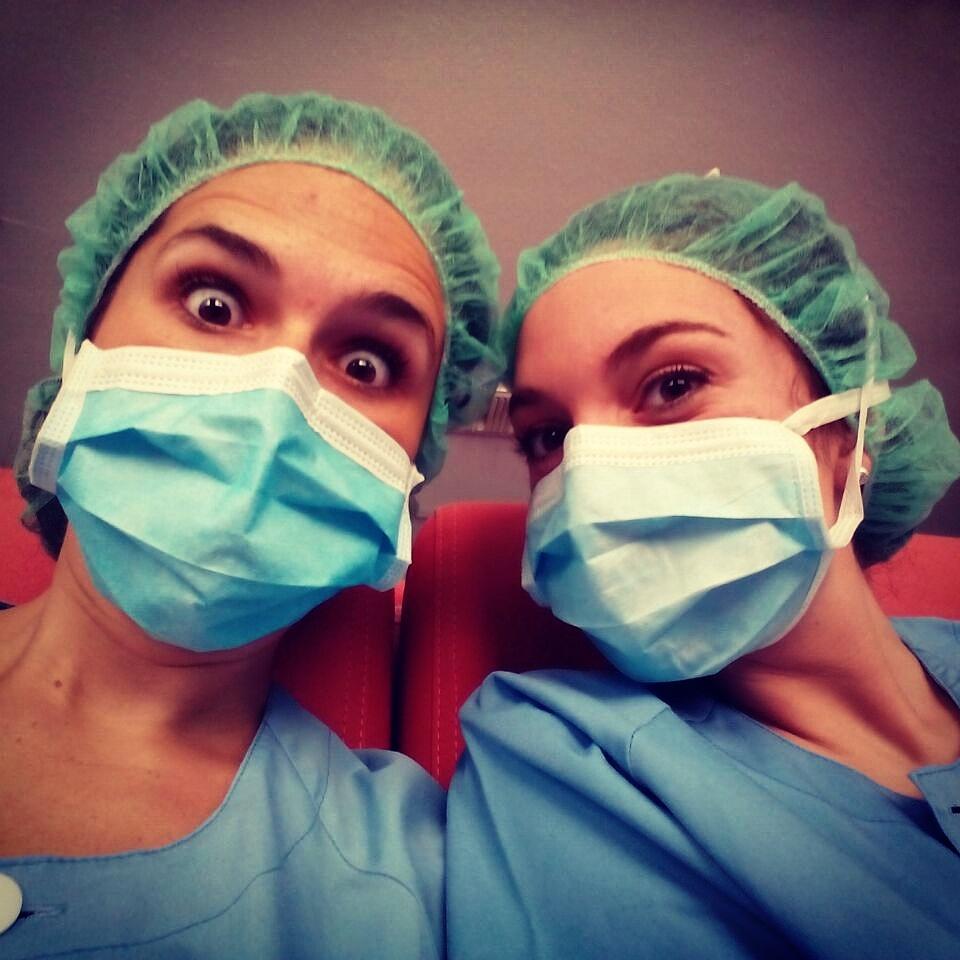 Maria_SAlguacil's tweet photo. Nuestro último día de quirófano como estudiantes!! Ouuuu yeah!  👏👏👏 #casimedicos http://t.co/VG3rRpwSuv