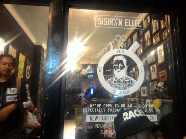 Irs holic ttp kncangkan volume irsradio nya, lanjut jam 8 interview bersama @IDBSWH dri Silite Hair Cut, Bandung!