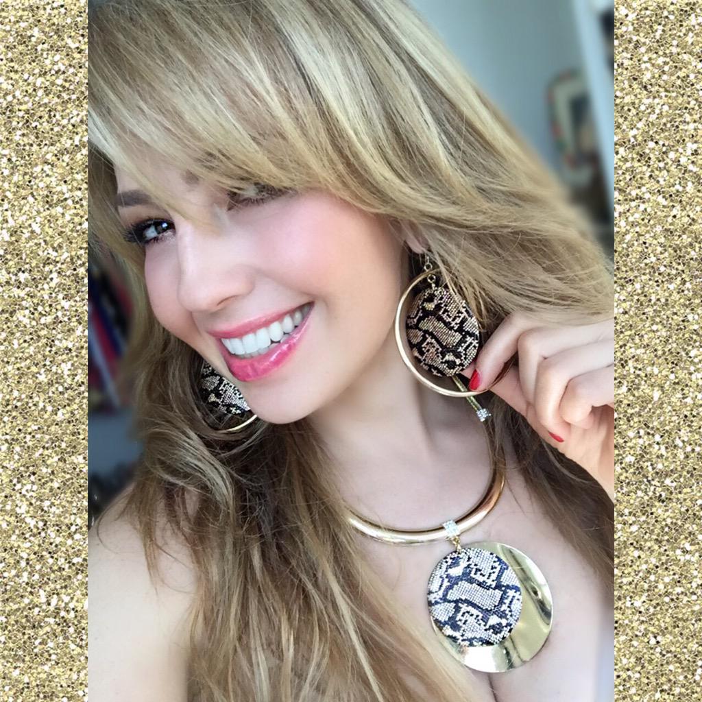thalia's tweet photo. ¿Cuál para hoy?! Accesorios nuevos de #ThaliaSodiCollection at @Macys 😍 New arrivals at http://t.co/wgIaEW83jf Sexy! http://t.co/MHqJ1w9UEb