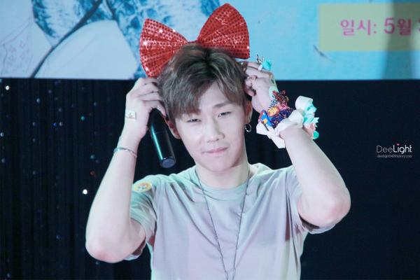 INFINITE7SOUL's tweet image. [PICS] 150531 #김성규 - Sinchon Fansign 55P wp.me/p2Jnj5-57P