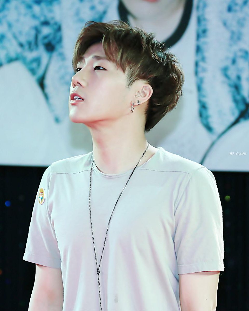 INFINITE7SOUL's tweet image. [PICS] 150531 #김성규 - Sinchon Fansign 55P wp.me/p2Jnj5-57P