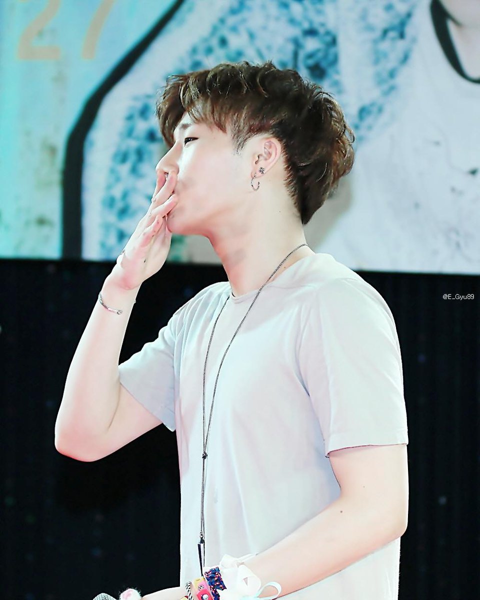 INFINITE7SOUL's tweet image. [PICS] 150531 #김성규 - Sinchon Fansign 55P wp.me/p2Jnj5-57P