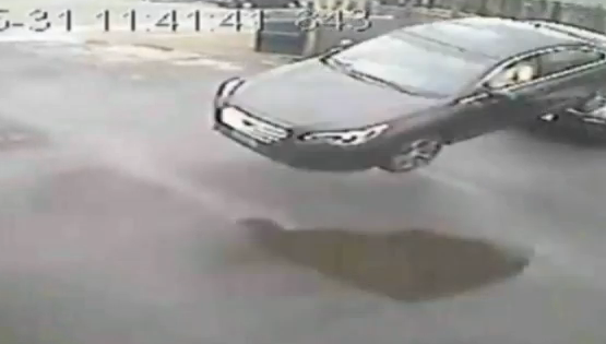 ewnupdates's tweet image. [WATCH] You may have had a bad day, but just be glad you're not THIS guy. Airborne car crash bit.ly/1Gj6Ybl