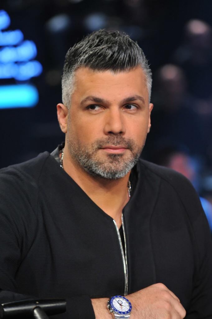fareskaram's tweet photo. قدامي القمر شايف... #فارس_كرم #صوت_الجيل_الجديد #GoldenMicAR #fareskaram @dubaitv F.K  https://t.co/DKpnBLJEAf http://t.co/vSObnbv6Ab