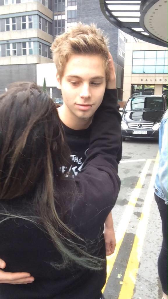 inniesnuna's tweet photo. eu to bem triste #ask5sosfam http://t.co/ogFaZv0kKL