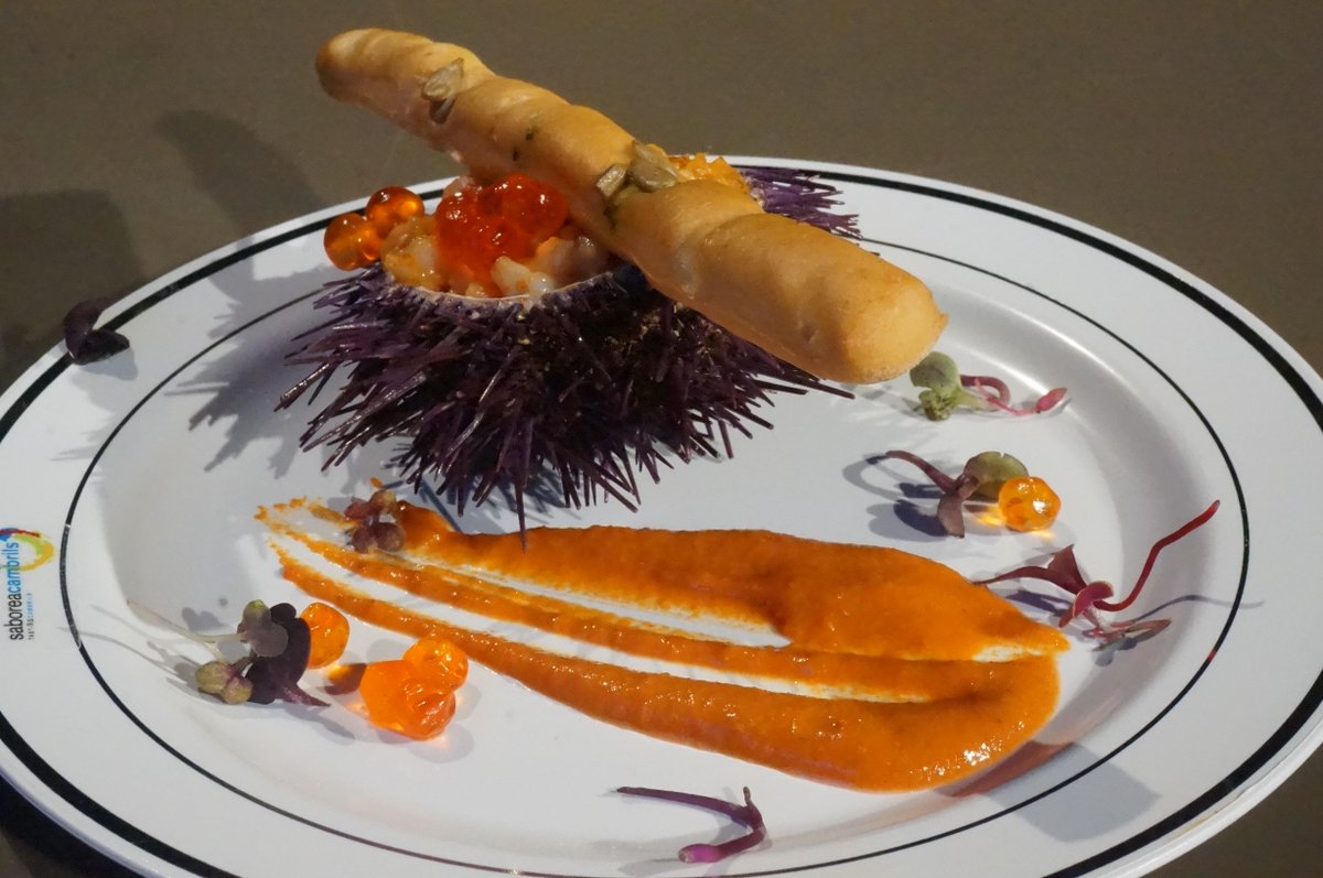 PlateaMAD's tweet photo. La receta de Martí, ganadora de la ruta de la tapa #Cambrils2013, atrajo miradas y arrancó aplausos en #SaboreaCooks http://t.co/4x5U6nB33j