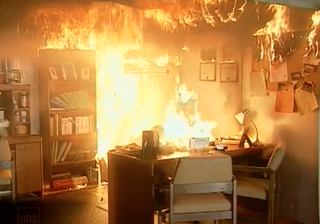 огненный офис. безопасность в офисе. пожар в офисе. возгорание в офисе. возгорание в офисе.