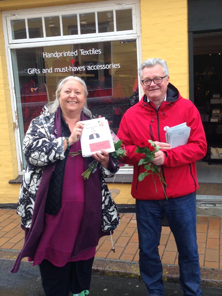 clj1953's tweet photo. En regnfuld dag, men humøret er højt i Svaneke. Sammen med Hanne Nimskov, ude at tale med byens borgere :-) http://t.co/eGtdtEx1o8