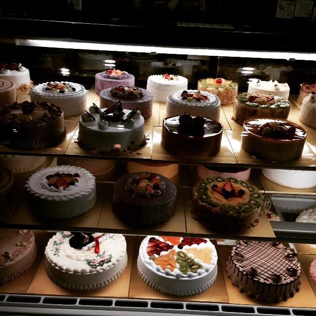 MartinaABoone's tweet photo. This is a dangerous place. Prepare for willpower. #expectfailure http://t.co/vnyV9rUYzH http://t.co/yMQ3B8IZey