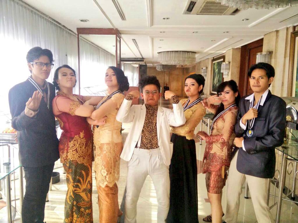 Dejavoo_ENT's tweet photo. Yeay! Happy graduation @TeaterNuansa &amp; @NewKabisa 2015 sukses teruuss! Jangan lupa sama adeknya. Keep kakabaretan! http://t.co/FBOTrmgRU7