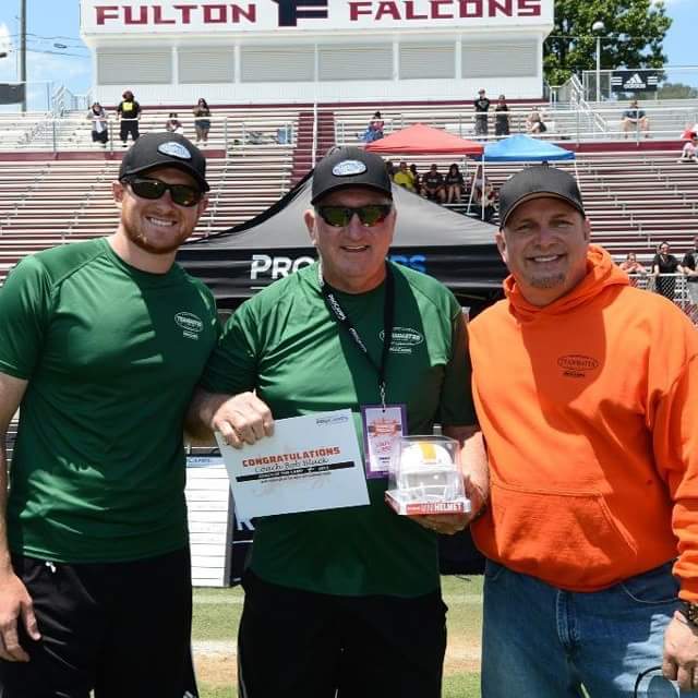 WCCoachZLJ's tweet photo. Garth Brooks got to meet a Legend last weekend. @FultonFootball #Isaiditright #FHSfoundation #HOFcoach #evenbetterman http://t.co/D1j6SmQOFn