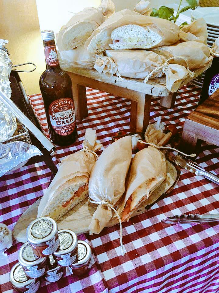 ForestOfArden1's tweet photo. Delicious Picnic Lunches #throwbackthursdayontuesday @solihullhour #solihullhour @MtgsImagined http://t.co/1hQC7xVax1