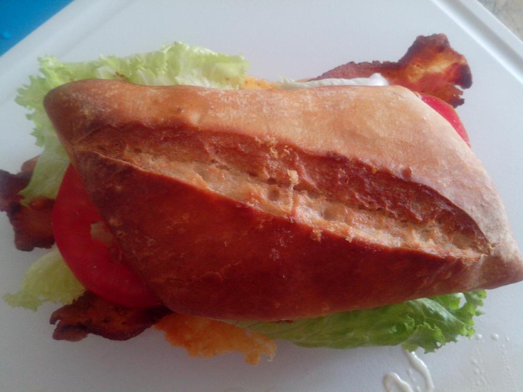 CosechaFresca's tweet photo. ¿Qué tal nuestro emparedado de tocino, en pan de leña? ¡Te lo llevamos! Whatsapp: 5544727526. #CosechaFresca http://t.co/5CtjRpxXBc