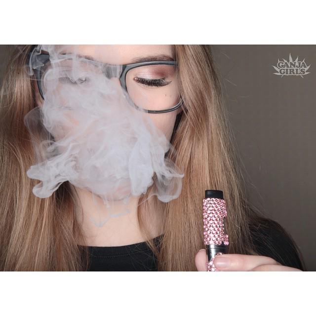 GanjaGirls's tweet image. . I #love the #ringflash sets we do for @cloudvapes , they always turn out so epic.
.
😇 @highestheaven 😇
💨 @cloudva…