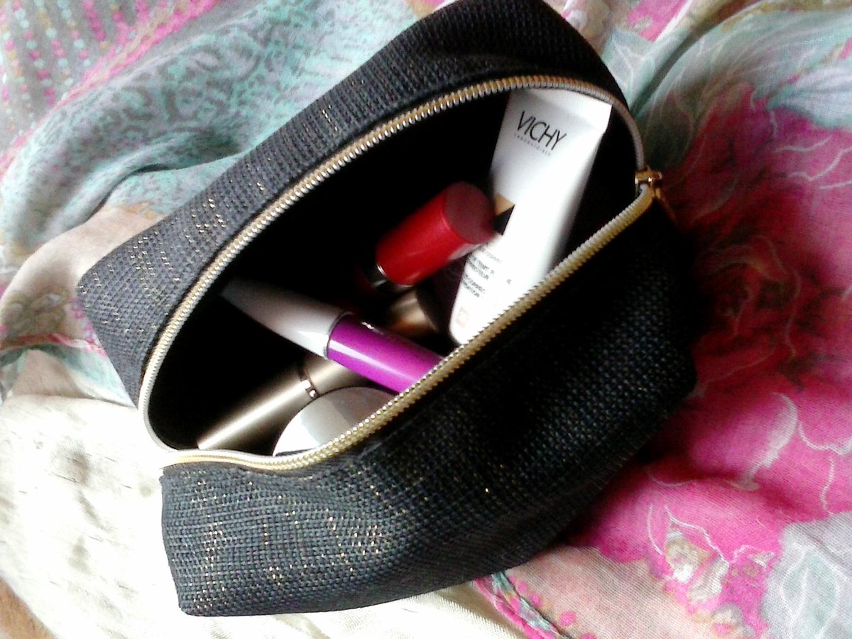 _girlystuff_93's tweet photo. Sneak peak on my frst post. What's in my makeup bag. 
http://t.co/IDwAKlsQUK http://t.co/vC2iiPtvrg