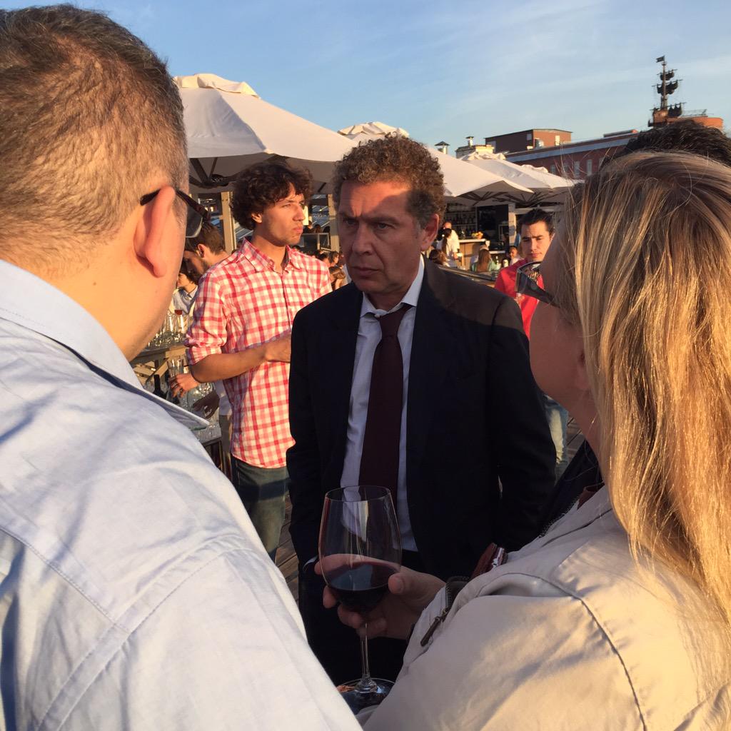 dternovskiy's tweet photo. Мамут в окружении блогеров. Кто узнает всех четверых?) http://t.co/hrzwkGcMWH